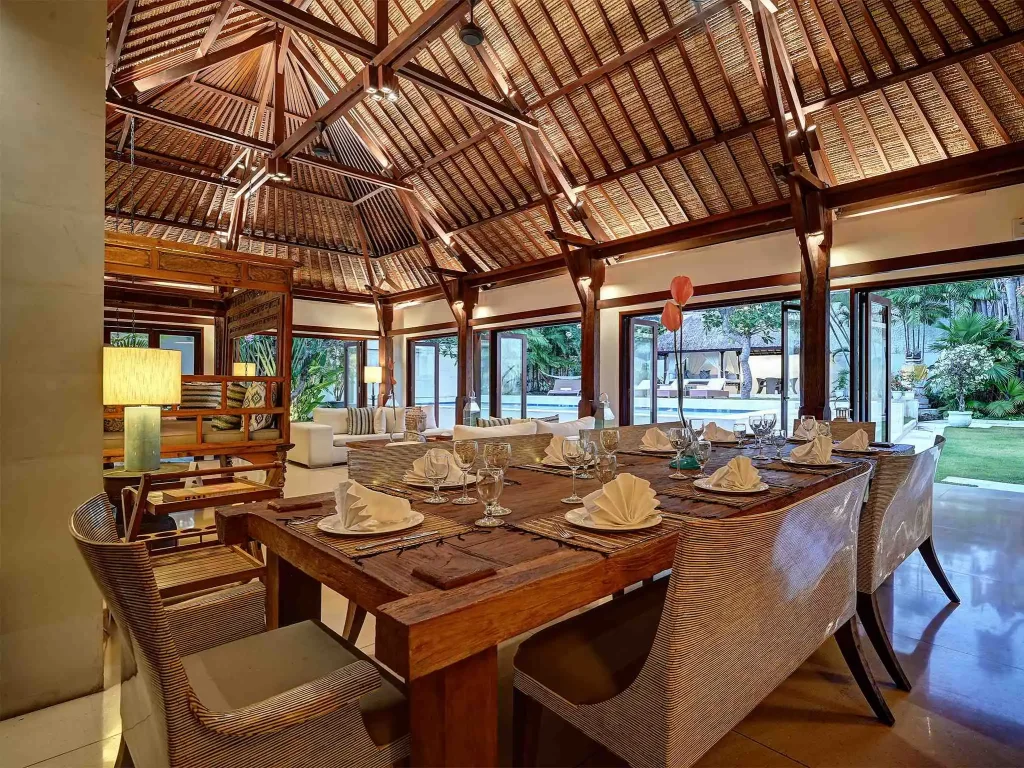 04 Casa Evaliza – Dining area overlooking the pool and lawn_11zon Villa Casa Evaliza - Villa Gallery